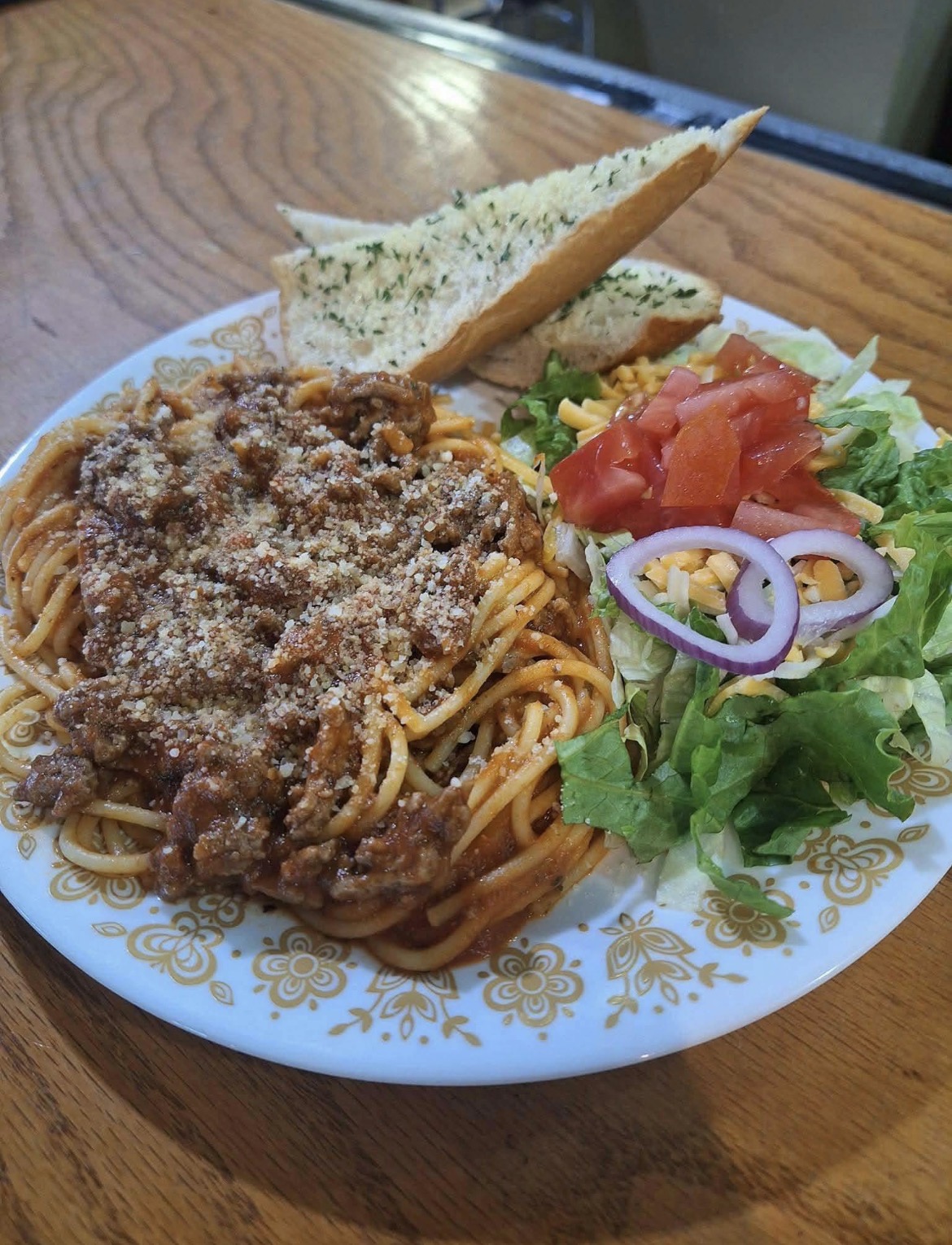 Spaghetti with salad and garlic toast
