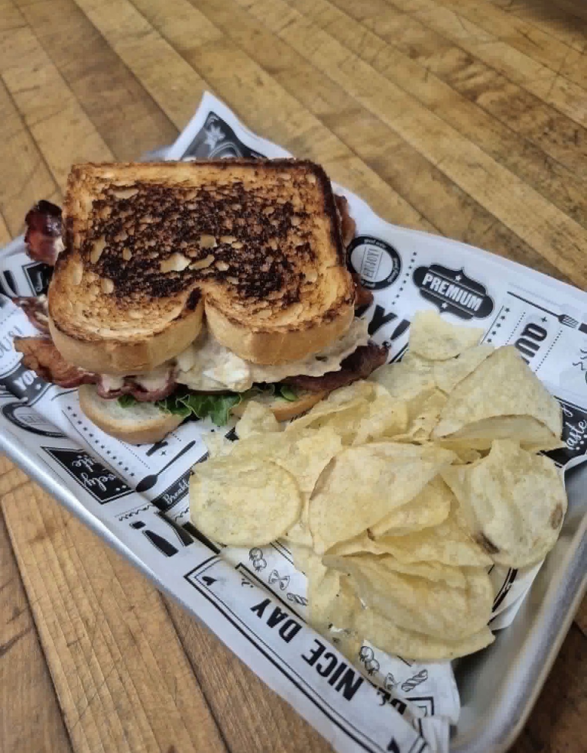 Grilled sandwich with chips